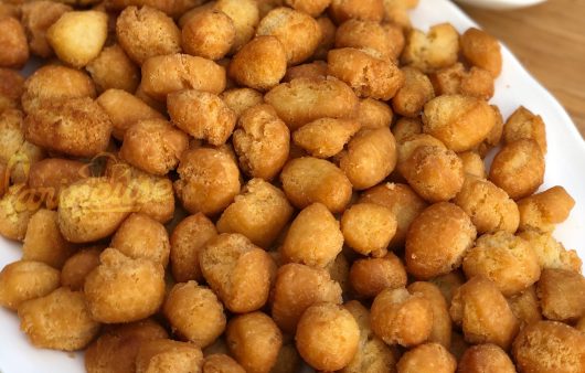 Des mini croquettes fondantes disposées dans un plateau blanc.